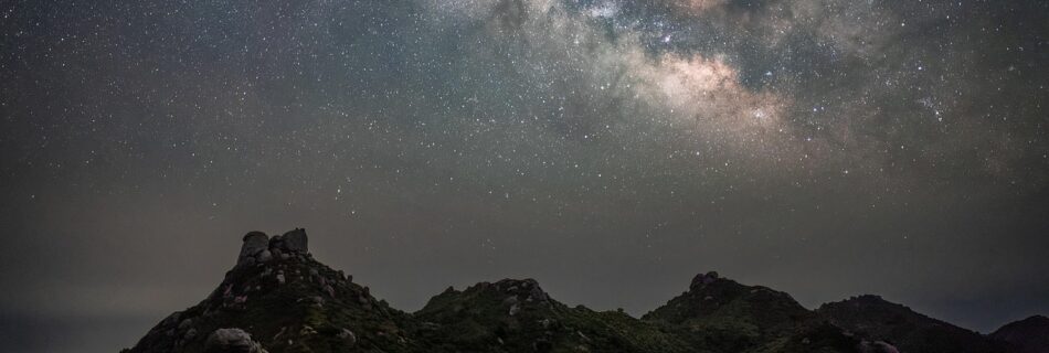 Ciel étoilé au-dessus des montagnes du Queyras dans les Alpes.