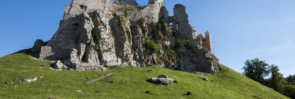 Ruine ancienne dans les montagnes du Queyras, vestige du patrimoine alpin.