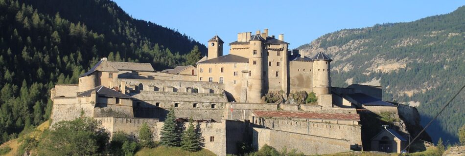 Le Fort Queyras dominant la vallée, monument historique au cœur des Alpes.