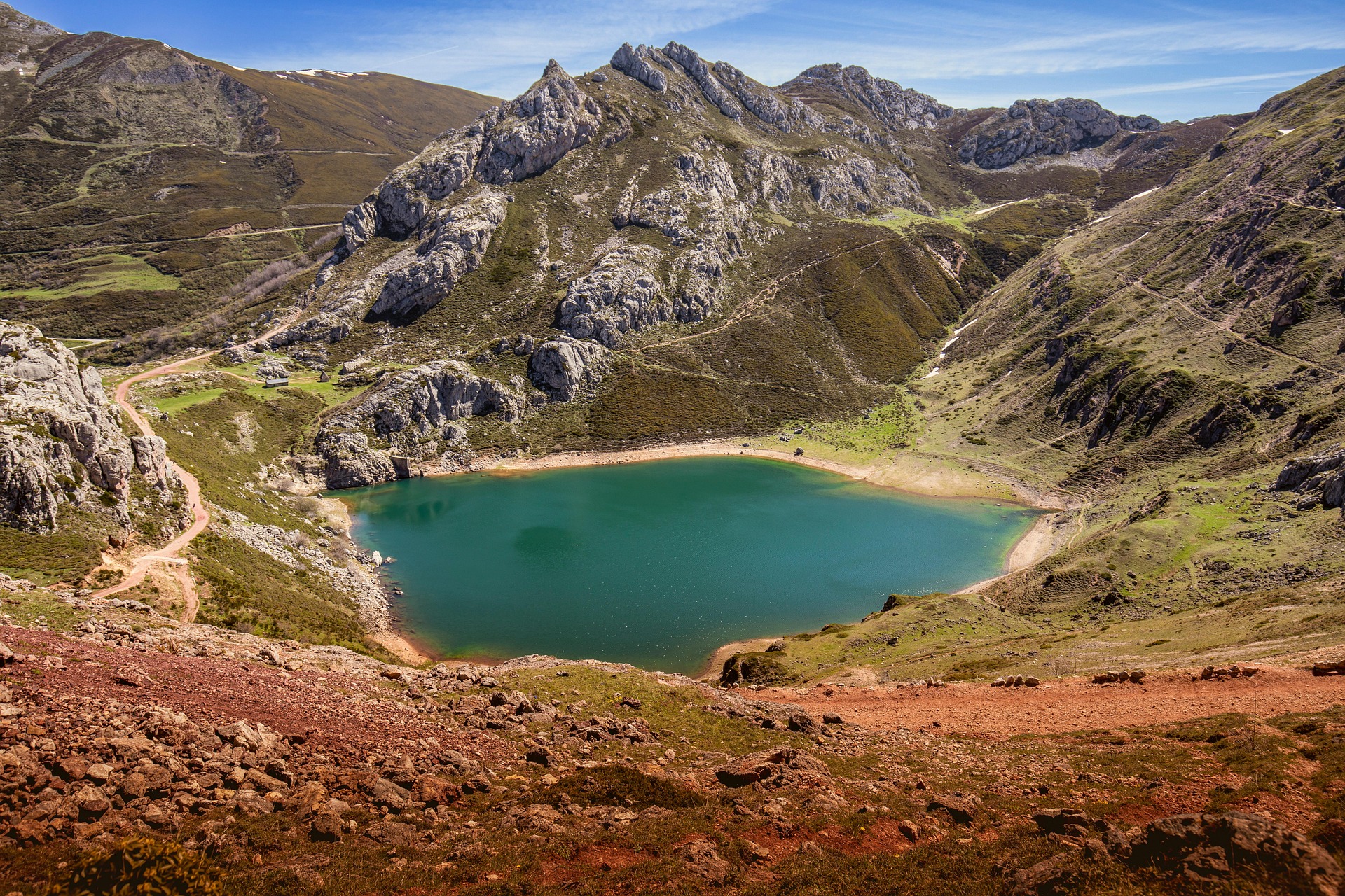 Lac de montagne dans le Queyras &ndash; destination queyras d&eacute;couverte faune et flore