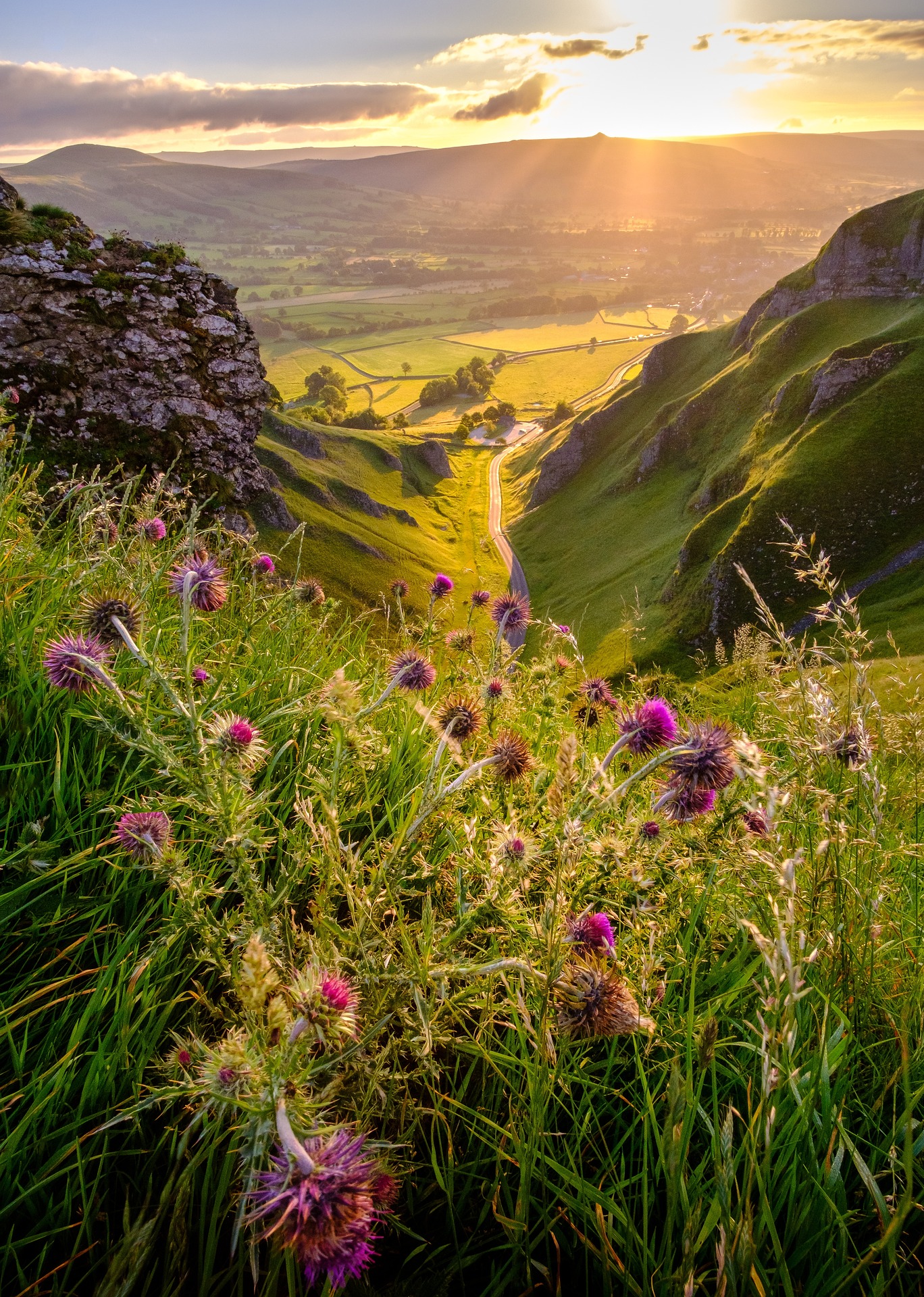 Location Queyras avec services &agrave; la carte dans une vall&eacute;e lumineuse au coucher du soleil.