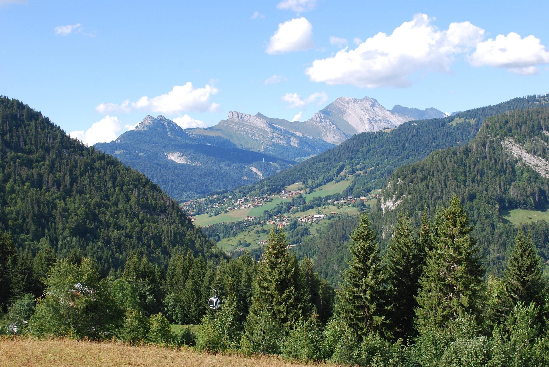 Village de montagne dans une vall&eacute;e verdoyante des Hautes-Alpes en &eacute;t&eacute;