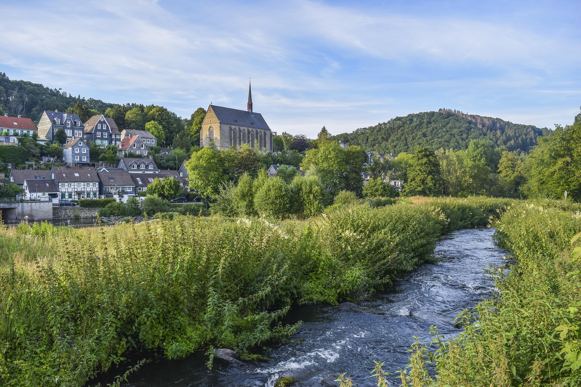 village de montagne avec rivi&egrave;re et &eacute;glise dans un cadre naturel