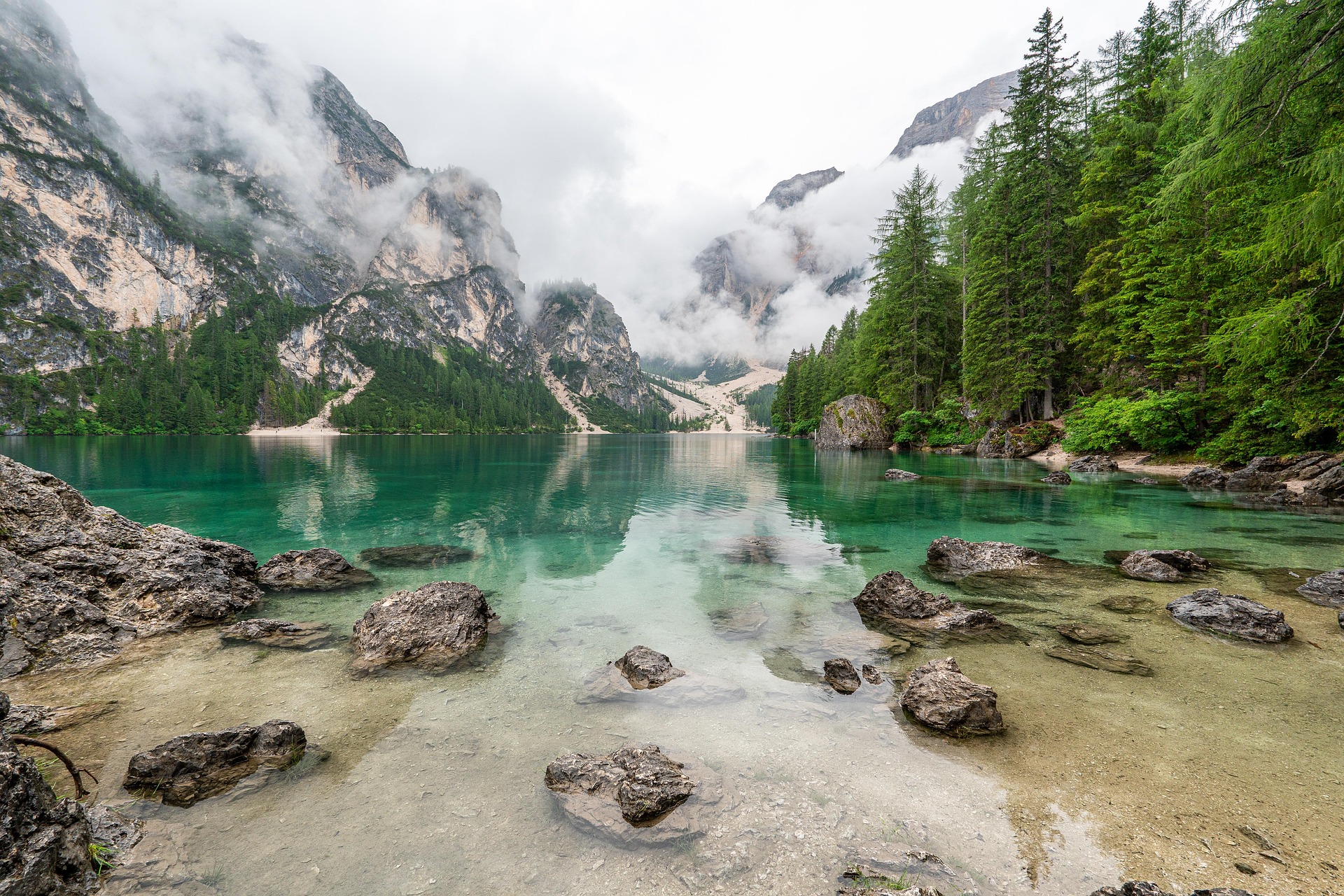 lac de montagne avec eau claire et montagnes brumeuses dans les Alpes
