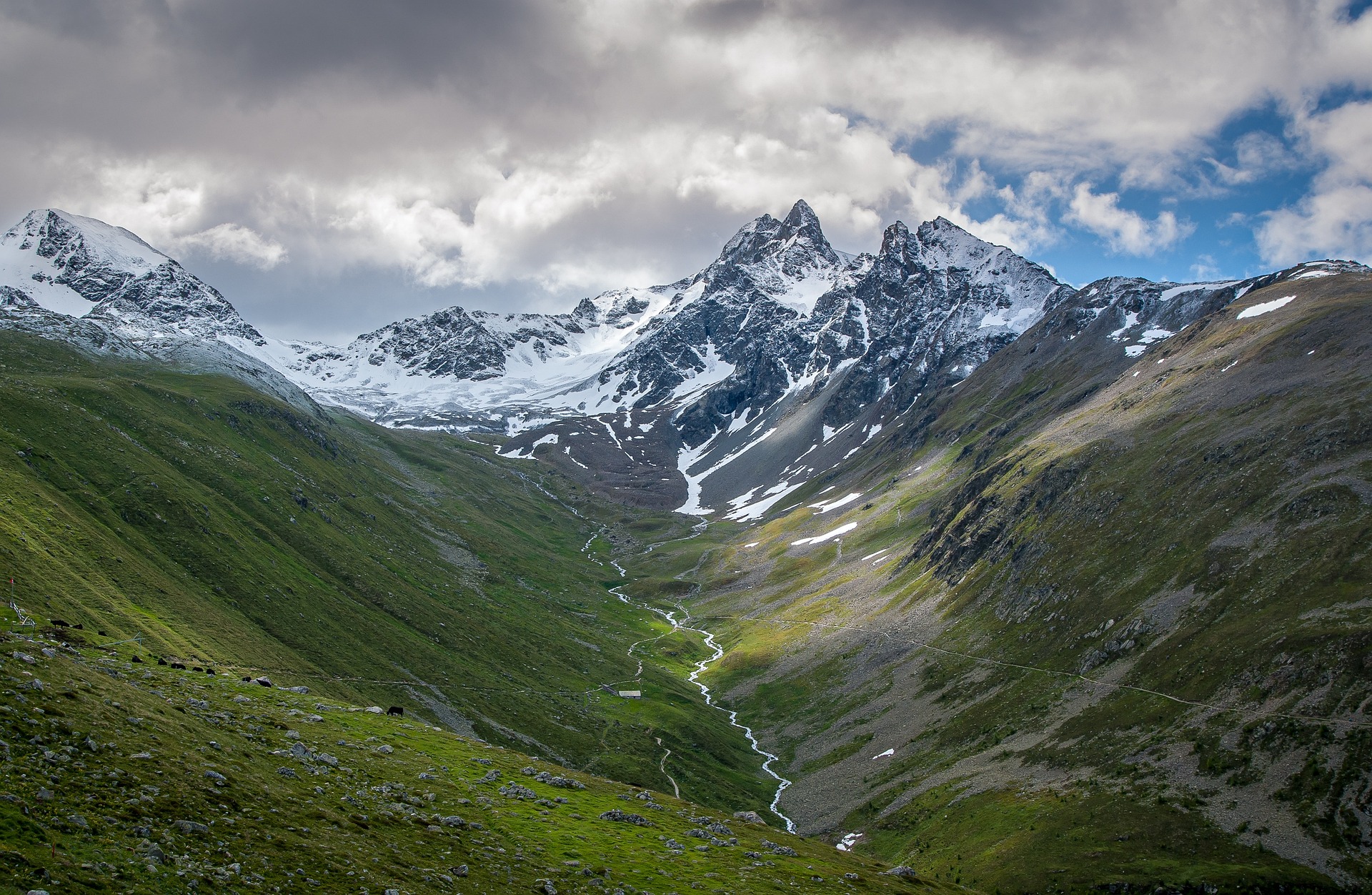 Paysage de montagne dans les Hautes-Alpes avec vall&eacute;e alpine et sommets enneig&eacute;s pr&egrave;s du Queyras.